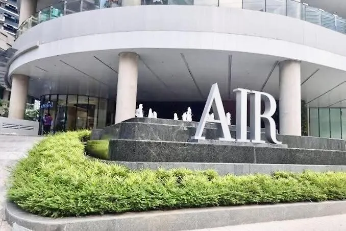 Skyline Serenity Designer 1br With Balcony At Air Apartment Manila