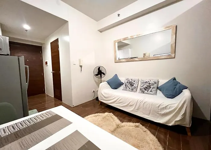 Skyline Serenity Designer 1br With Balcony At Air Apartment Manila